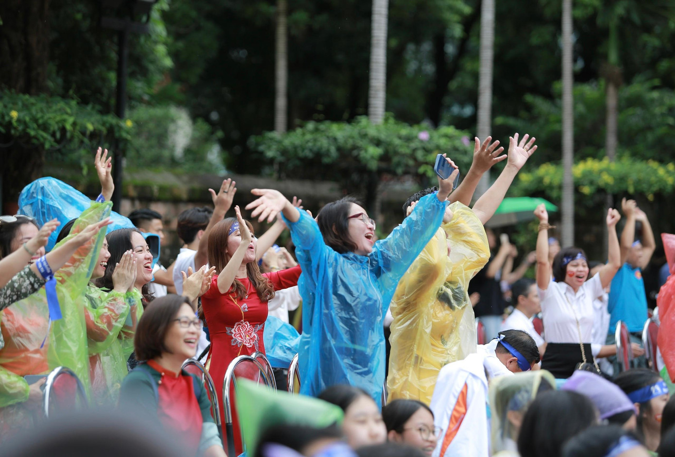 Các cô giáo của Trường THPT Chuyên Hà Nội-Amsterdam &quot;đội mưa&quot; hò reo cổ vũ cho Nguyên Sơn.