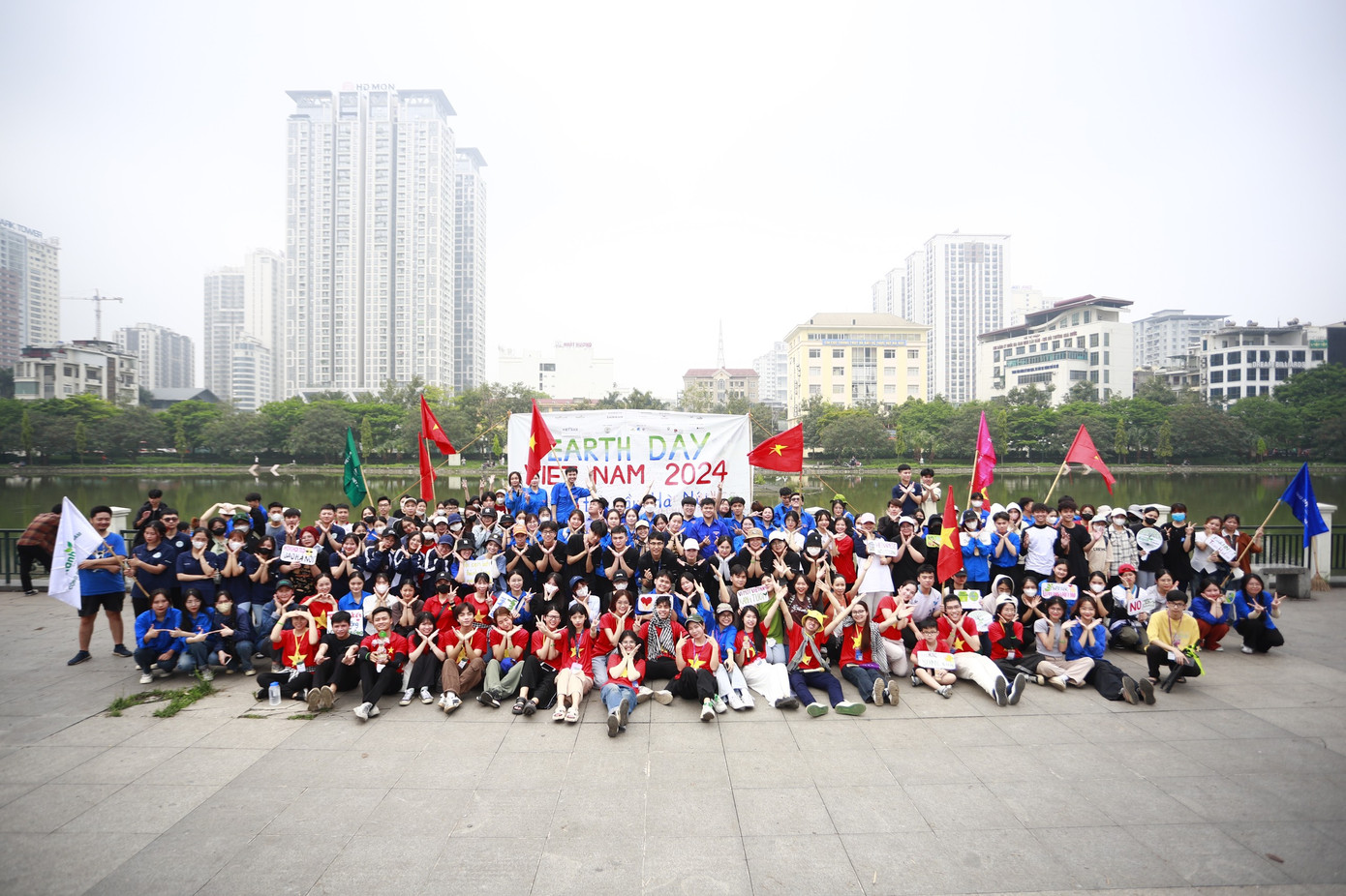 Các bạn trẻ ở mỗi điểm cầu chung tay hưởng ứng chiến dịch. Các bạn trẻ ở mỗi điểm cầu chung tay hưởng ứng chiến dịch.