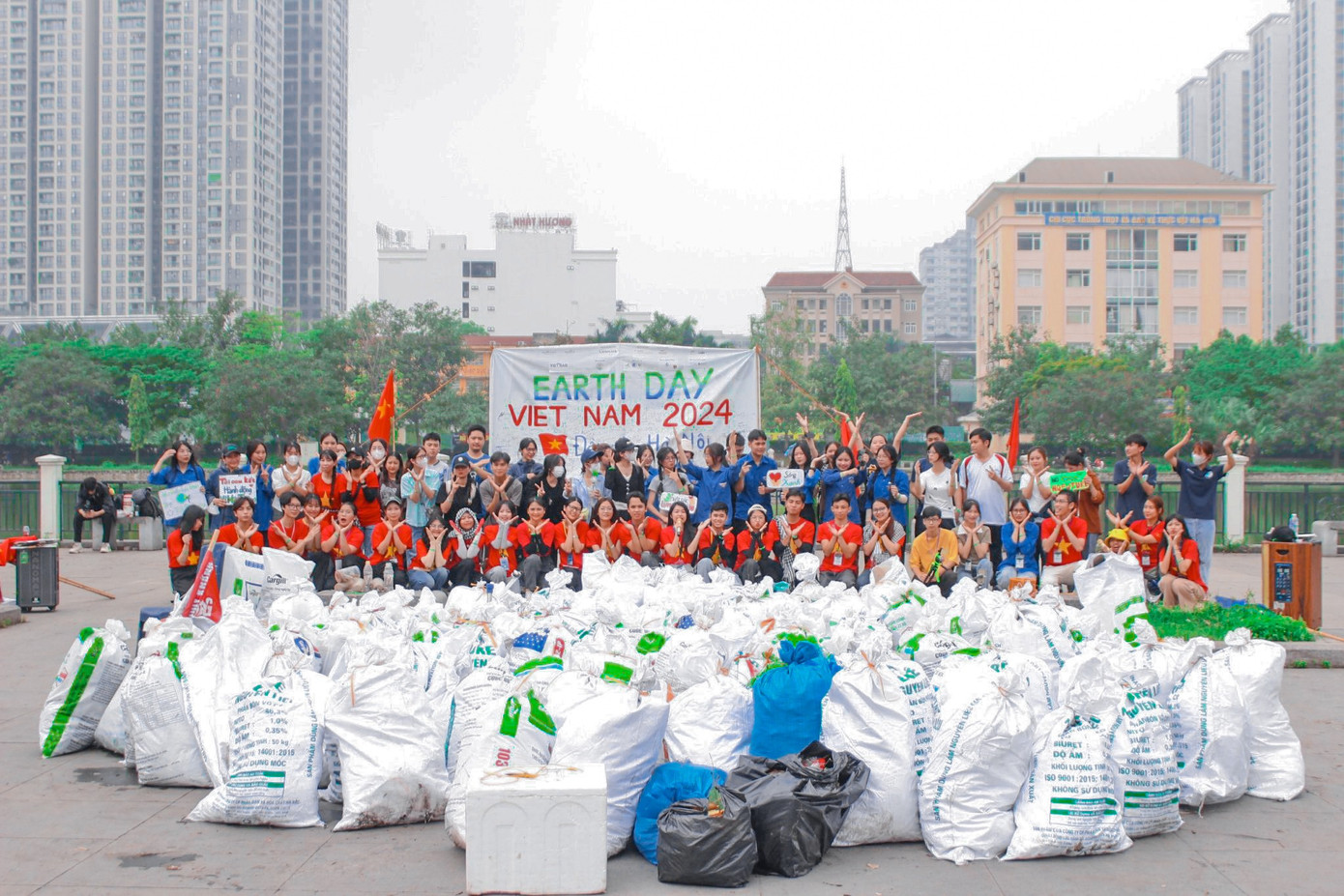 Gần 35 tấn rác được tuổi trẻ cả nước thu gom sau chiến dịch hưởng ứng Ngày Trái Đất. Gần 35 tấn rác được tuổi trẻ cả nước thu gom sau chiến dịch hưởng ứng Ngày Trái Đất.