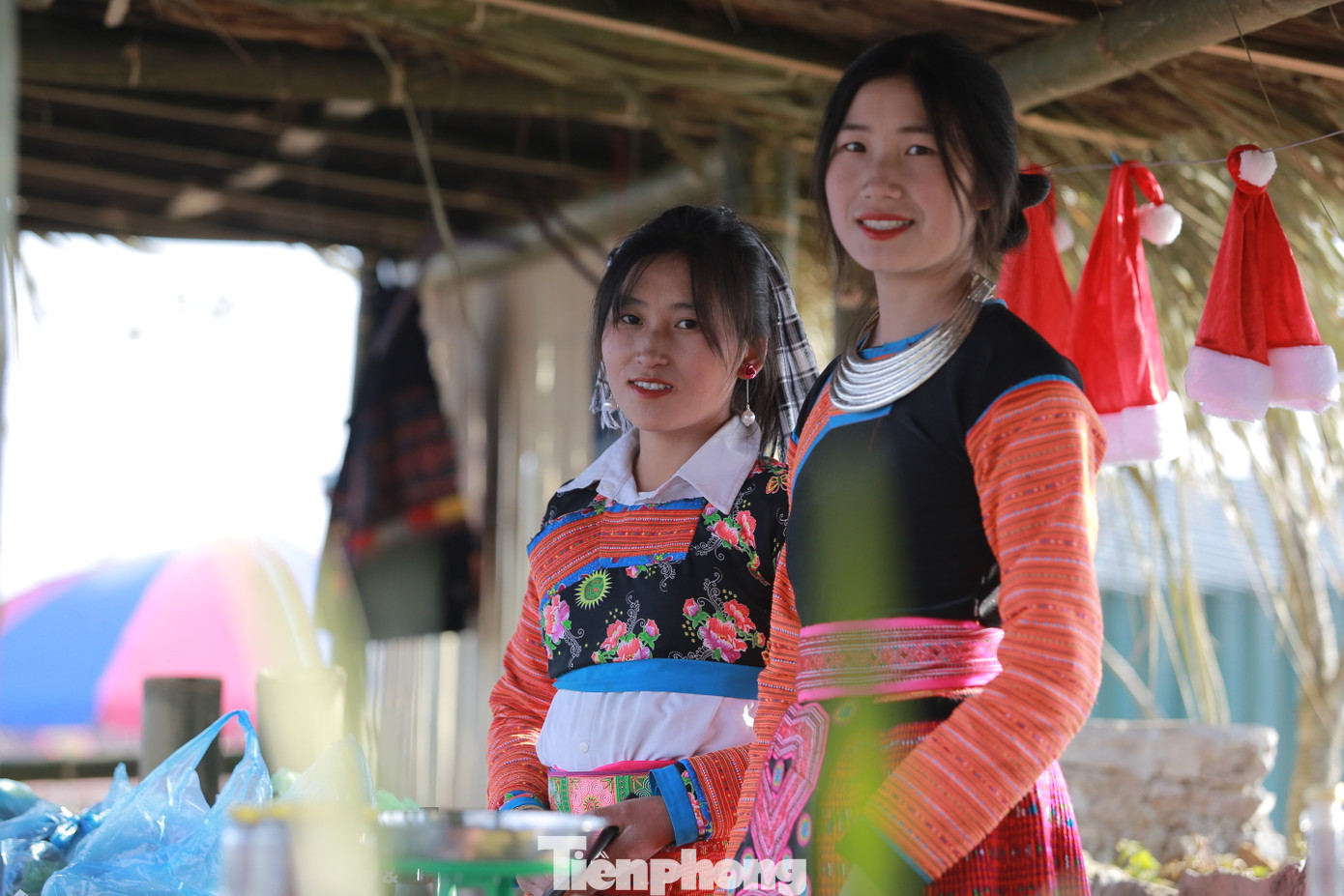 Các cô gái tại gian trưng bày đặc sản mong muốn giới thiệu nhiều hơn tới các bạn trẻ về ẩm thực nơi đây.