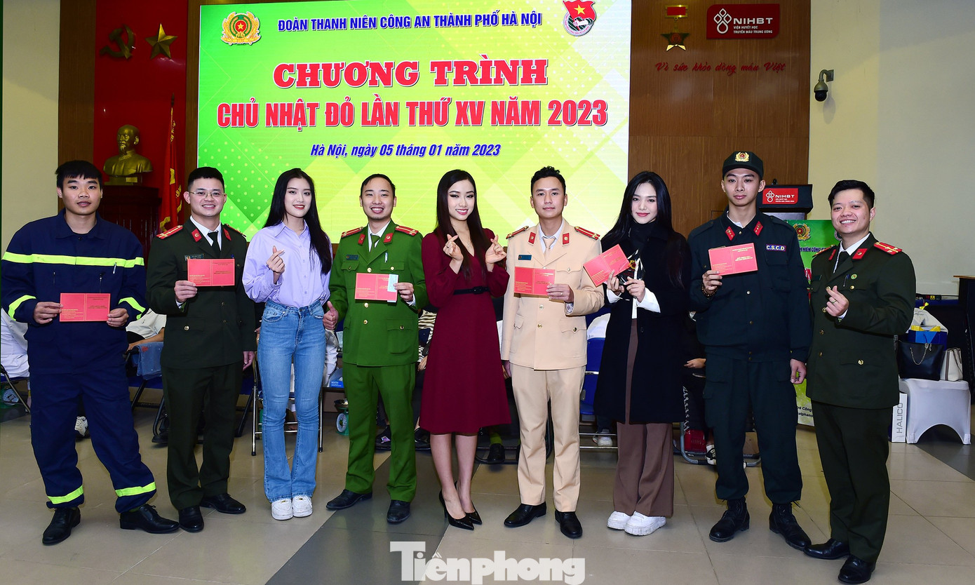 Người đẹp chụp ảnh cùng các thanh niên công an Thủ đô.