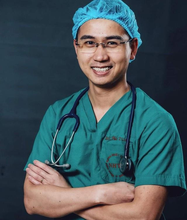 Bác sĩ trẻ Phạm Văn Phúc là một trong 10 Gương mặt trẻ Thủ đô tiêu biểu năm 2020 với nhiều cống hiến được tôn vinh, đặc biệt là trong cuộc chiến chống dịch COVID-19 Bác sĩ trẻ Phạm Văn Phúc là một trong 10 Gương mặt trẻ Thủ đô tiêu biểu năm 2020 với nhiều cống hiến được tôn vinh, đặc biệt là trong cuộc chiến chống dịch COVID-19