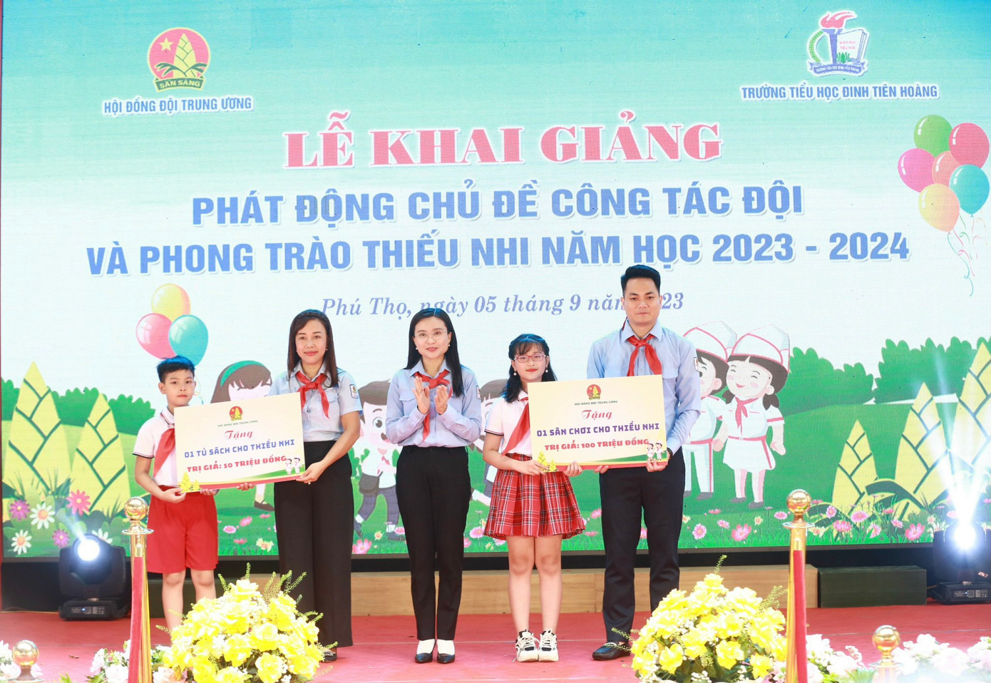 Chị Nguyễn Phạm Duy Trang tặng quà các em học sinh nhân dịp khai giảng năm học mới.
