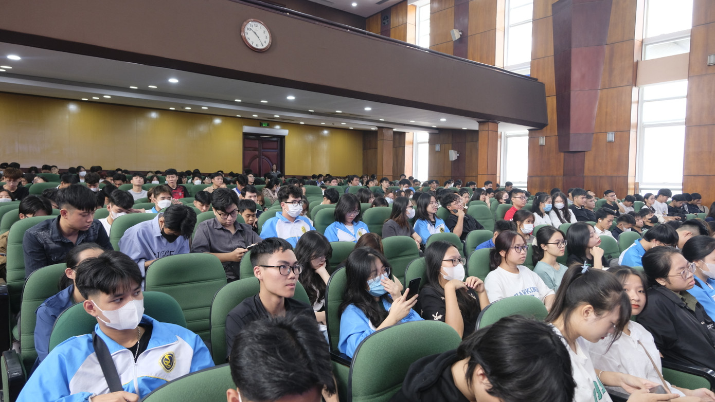 Đông đảo sinh viên đến từ các trường đại học tham dự chương trình. Ảnh: Châu Linh Đông đảo sinh viên đến từ các trường đại học tham dự chương trình. Ảnh: Châu Linh