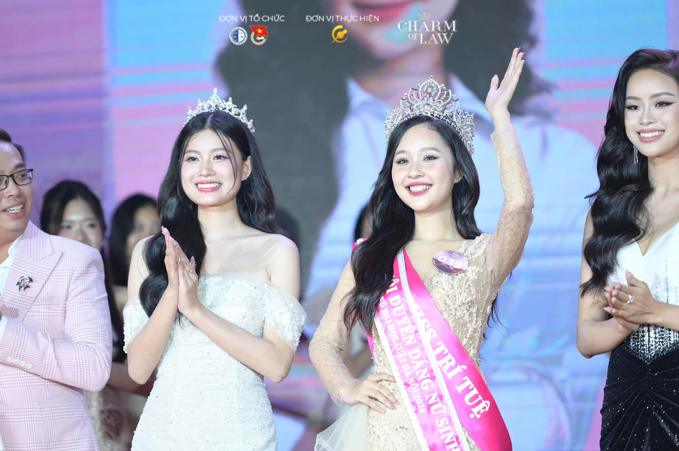 Charm of Law 2024 đã tìm ra Hoa khôi Vũ Lâm Bảo Ngọc, Á Khôi 1 Trần Diệu Linh và Á Khôi 2 Nguyễn Bích Ngọc. Ảnh: HLU. Charm of Law 2024 đã tìm ra Hoa khôi Vũ Lâm Bảo Ngọc, Á Khôi 1 Trần Diệu Linh và Á Khôi 2 Nguyễn Bích Ngọc. Ảnh: HLU.
