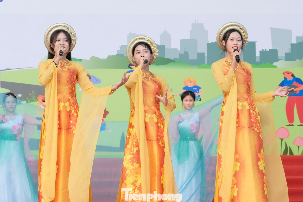 Các tiết mục văn nghệ mở màn lễ ra quân. Ảnh: C.Linh Các tiết mục văn nghệ mở màn lễ ra quân. Ảnh: C.Linh