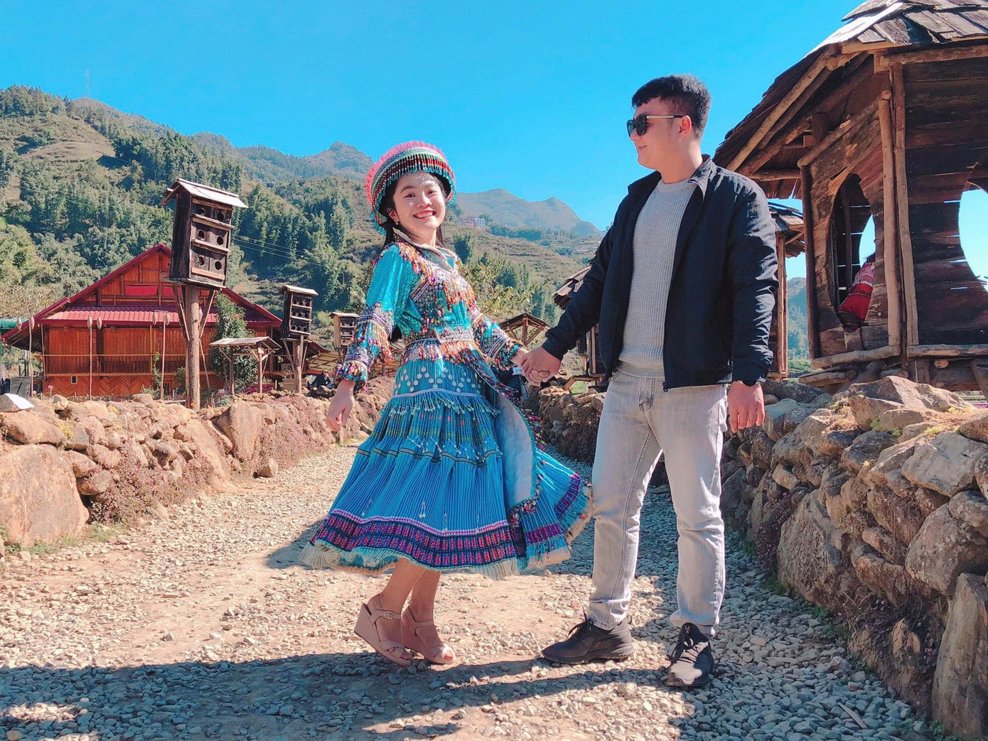 Năm 2019: Khoảng cách và lấp đầy. Anh được trọng dụng cũng đồng nghĩa với việc phải đi công tác thường xuyên hơn, mình bắt đầu được trải nghiệm cảm giác nhung nhớ khi phải xa anh 5 đến 7 ngày liền. Hồi mới lên ĐH, chúng mình cứ cách hôm là gặp nhau, sau này ở chung thì gặp mỗi ngày nên xa lại càng thêm nhớ. Cha mẹ chúng mình giục cưới, bạn bè dòng họ giục cưới. Nhưng chúng mình vẫn thong dong, vì theo kế hoạch thì kỷ niệm 10 năm xong mới là “ngày đến hạn”. Đó là giao ước của hai đứa ngay từ buổi đầu mới quen, vì 10 năm đủ để cả hai trưởng thành, trải nghiệm và xây dựng sự nghiệp riêng cho mình.