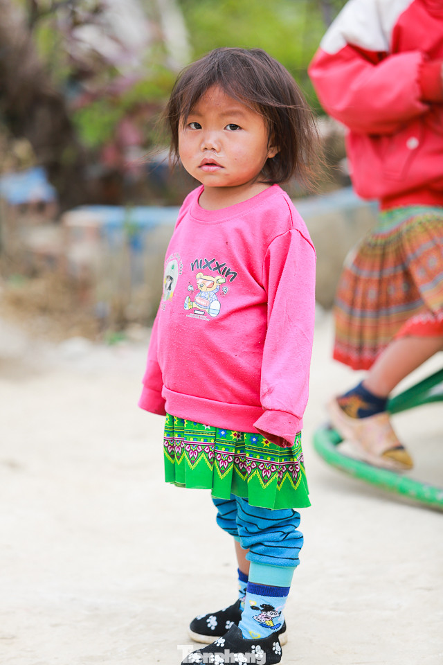 Các em ở đây đều chưa biết và chưa nói thạo tiếng Kinh, du khách muốn trò chuyện và hỏi thăm các em đều phải nhờ tới cô giáo hoặc phụ huynh dịch. Các em ở đây đều chưa biết và chưa nói thạo tiếng Kinh, du khách muốn trò chuyện và hỏi thăm các em đều phải nhờ tới cô giáo hoặc phụ huynh dịch.