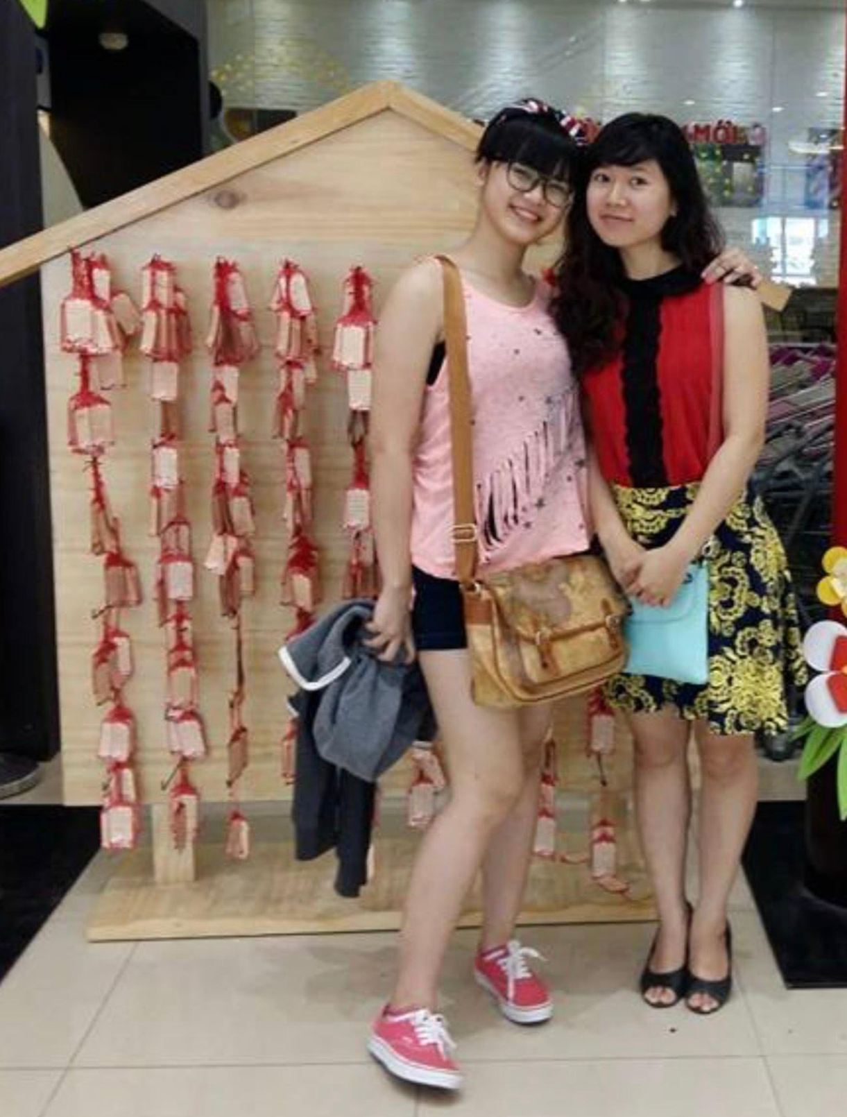 Hoa Tiên (bên trái) khi chưa giảm cân. Hoa Tiên (bên trái) khi chưa giảm cân.