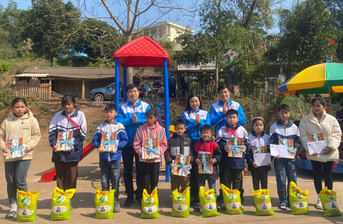 Chị Nguyễn Phạm Duy Trang - Bí thư T.Ư Đoàn, Chủ tịch Hội đồng Đội T.Ư, trao quà tặng các em học sinh có hoàn cảnh khó khăn và khánh thành công trình thanh niên "Sân chơi cộng đồng". Ảnh: Ngọc Trang