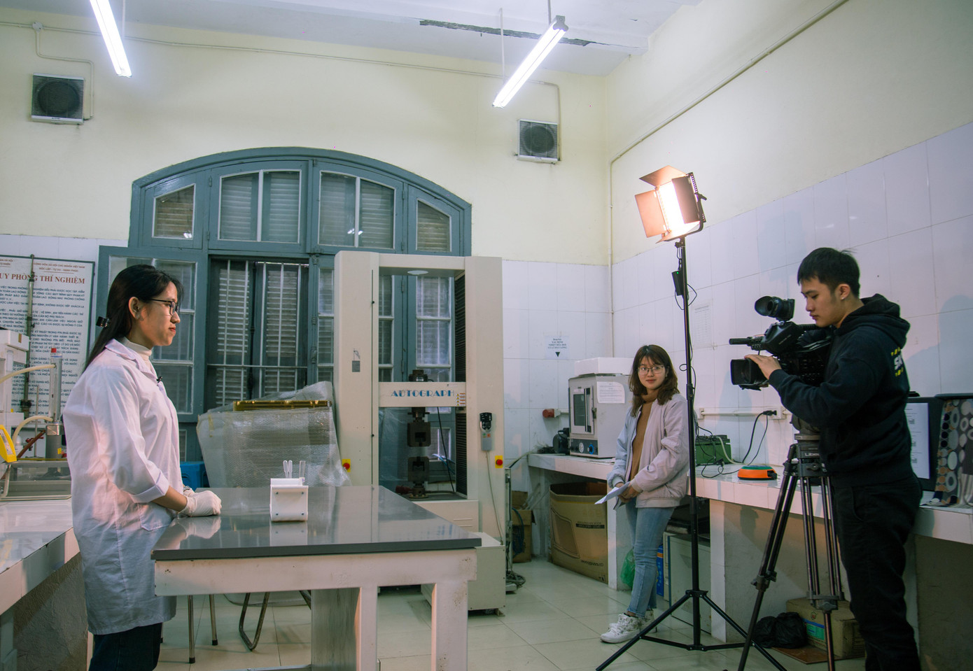 Các thành viên trong câu lạc bộ đang thực hiện ghi hình câu hỏi thí nghiệm hóa học cho Đường lên đỉnh Olympia.