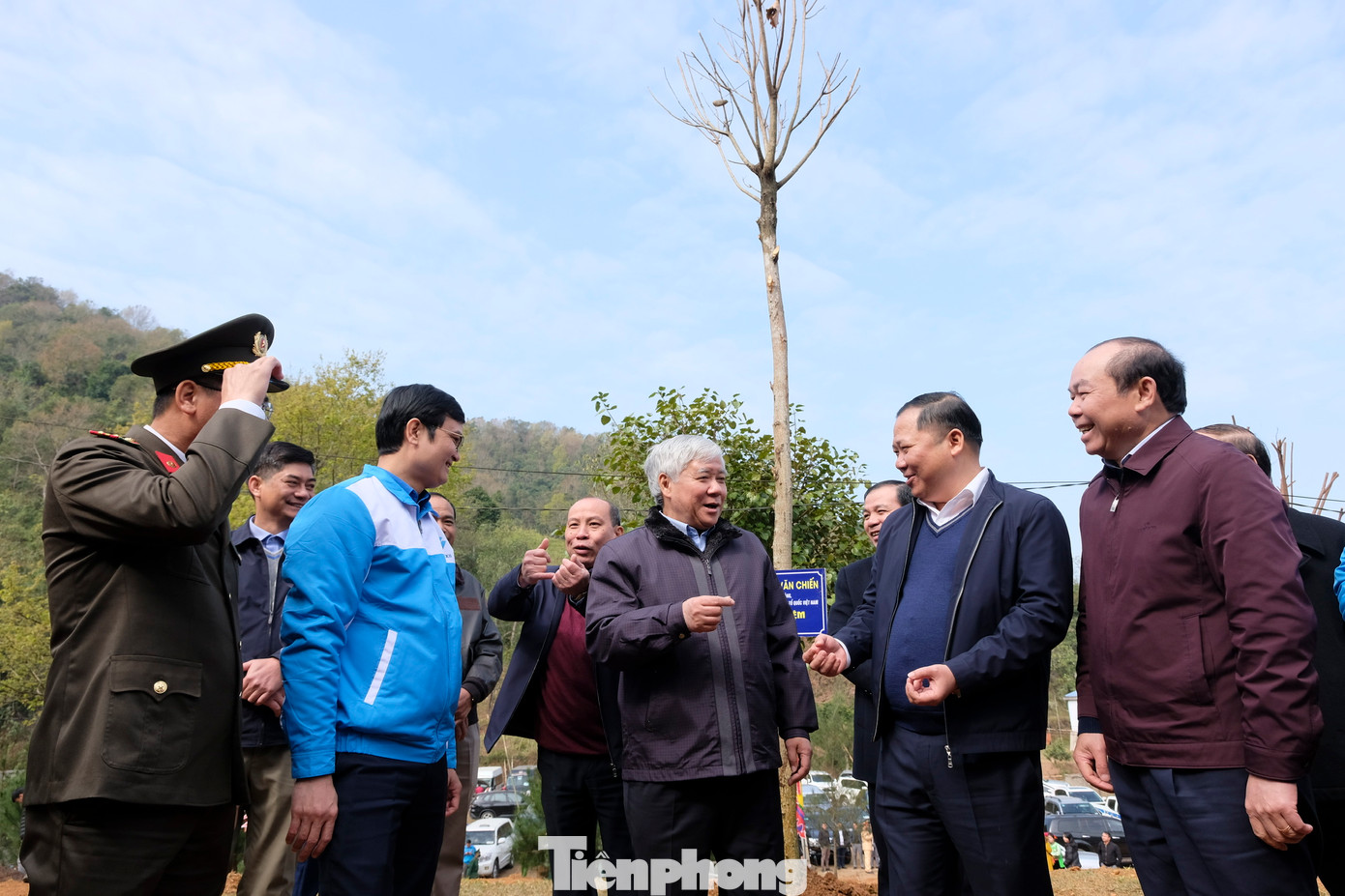 Từ ý nghĩa to lớn của Lễ phát động Tết trồng cây, ông Đỗ Văn Chiến kêu gọi các cơ quan, tổ chức, đơn vị, doanh nghiệp, các tầng lớp nhân dân, nhất là đoàn viên, thanh thiếu niên cả nước, tùy theo khả năng và điều kiện của mỗi người tích cực tham gia trồng cây, chăm sóc và cùng chung tay góp sức thực hiện thắng lợi chương trình trồng 1 tỉ cây xanh, vì một Việt Nam xanh. Ảnh: Châu Linh
