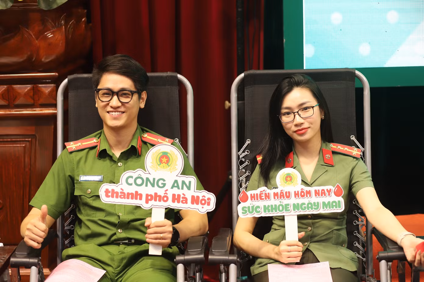 Tuổi trẻ Công an Thành phố tích cực tham gia hiến máu. Tuổi trẻ Công an Thành phố tích cực tham gia hiến máu.