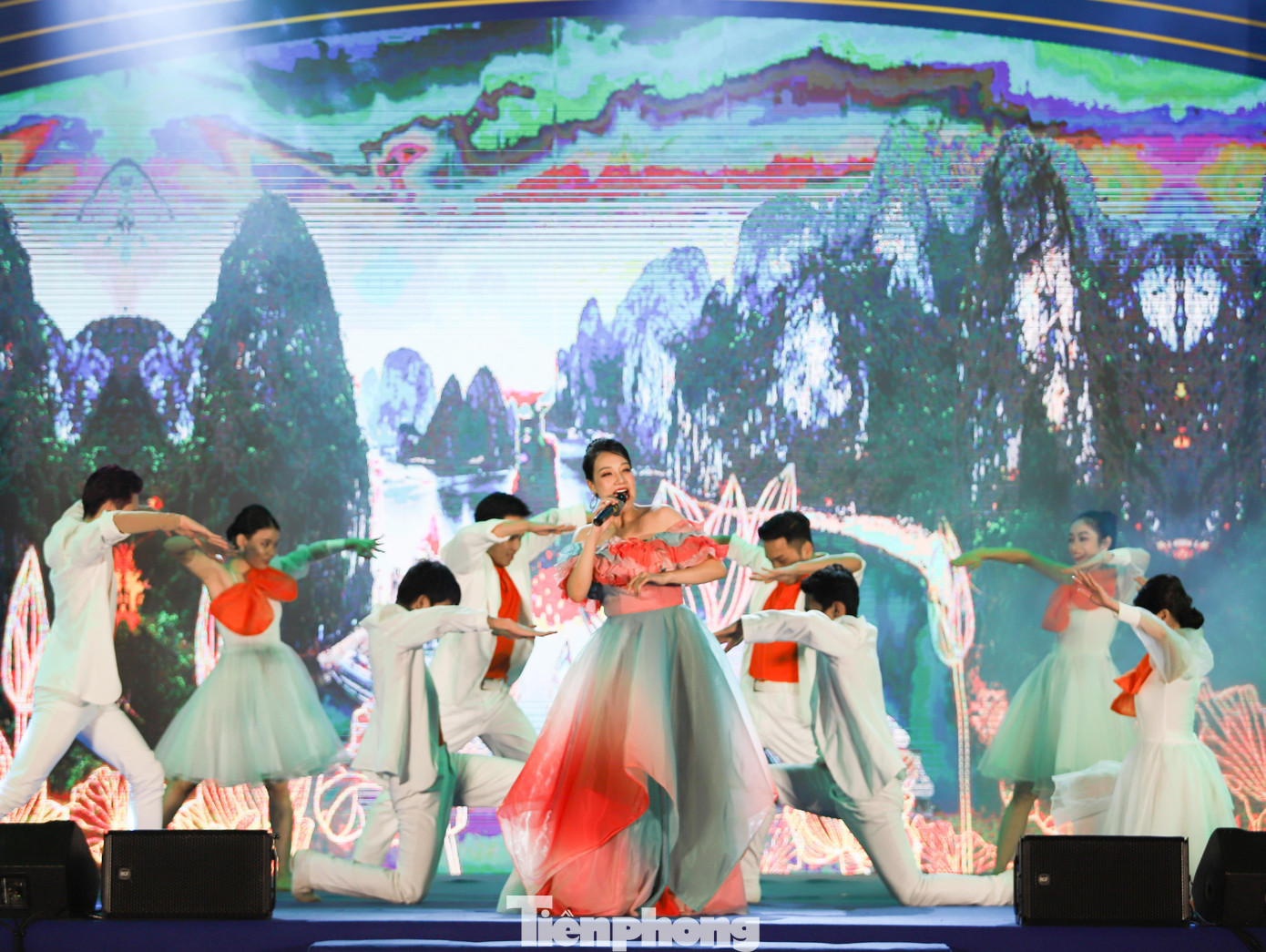 Tiết mục văn nghệ mở màn chương trình.
