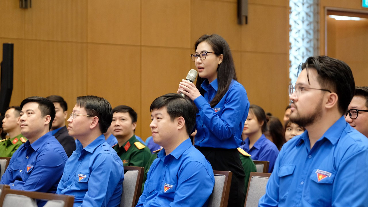 Đại biểu thanh niên sôi nổi đặt câu hỏi với Thủ tướng Chính phủ. Đại biểu thanh niên sôi nổi đặt câu hỏi với Thủ tướng Chính phủ.