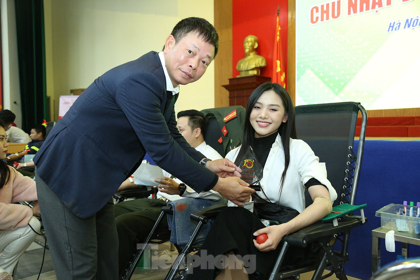 Nhà báo Phùng Công Sưởng (Phó Tổng Biên tập Báo Tiền Phong) tặng biểu trưng tri ân cho người đẹp Đinh Khánh Hòa.