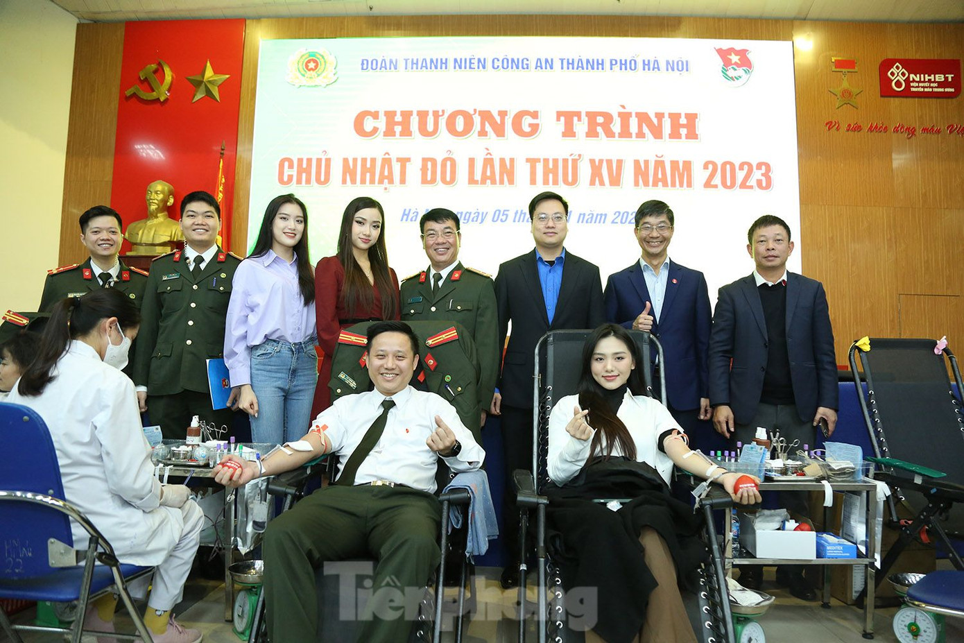 3 người đẹp chụp ảnh cùng đại diện lãnh đạo các đơn vị tại lễ phát động hưởng ứng chương trình Chủ nhật Đỏ của Đoàn Thanh niên CATP Hà Nội.