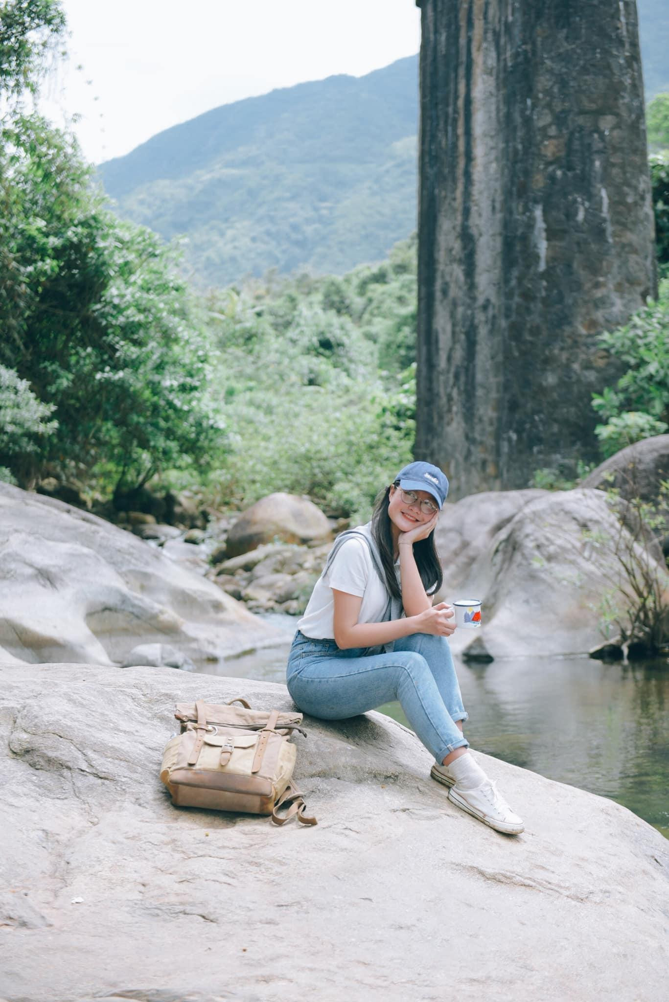 Trang chia sẻ, trước chuyến đi, mọi người nên thông báo cho phụ huynh biết về dự định của mình để được bố mẹ ủng hộ và chúc mừng. "Quan trọng hơn cả đó là chuẩn bị tinh thần sẵn sàng, đừng lo lắng, đừng sợ hãi, thay vào đó là tâm lý vững vàng, nhưng mình nghĩ là bất cứ ai khi bắt đầu cũng đều không lo lắng mà thay vào đó là sự háo hức, sự mong chờ khám phá những mảnh đất mới", cô gái 9x nói.
