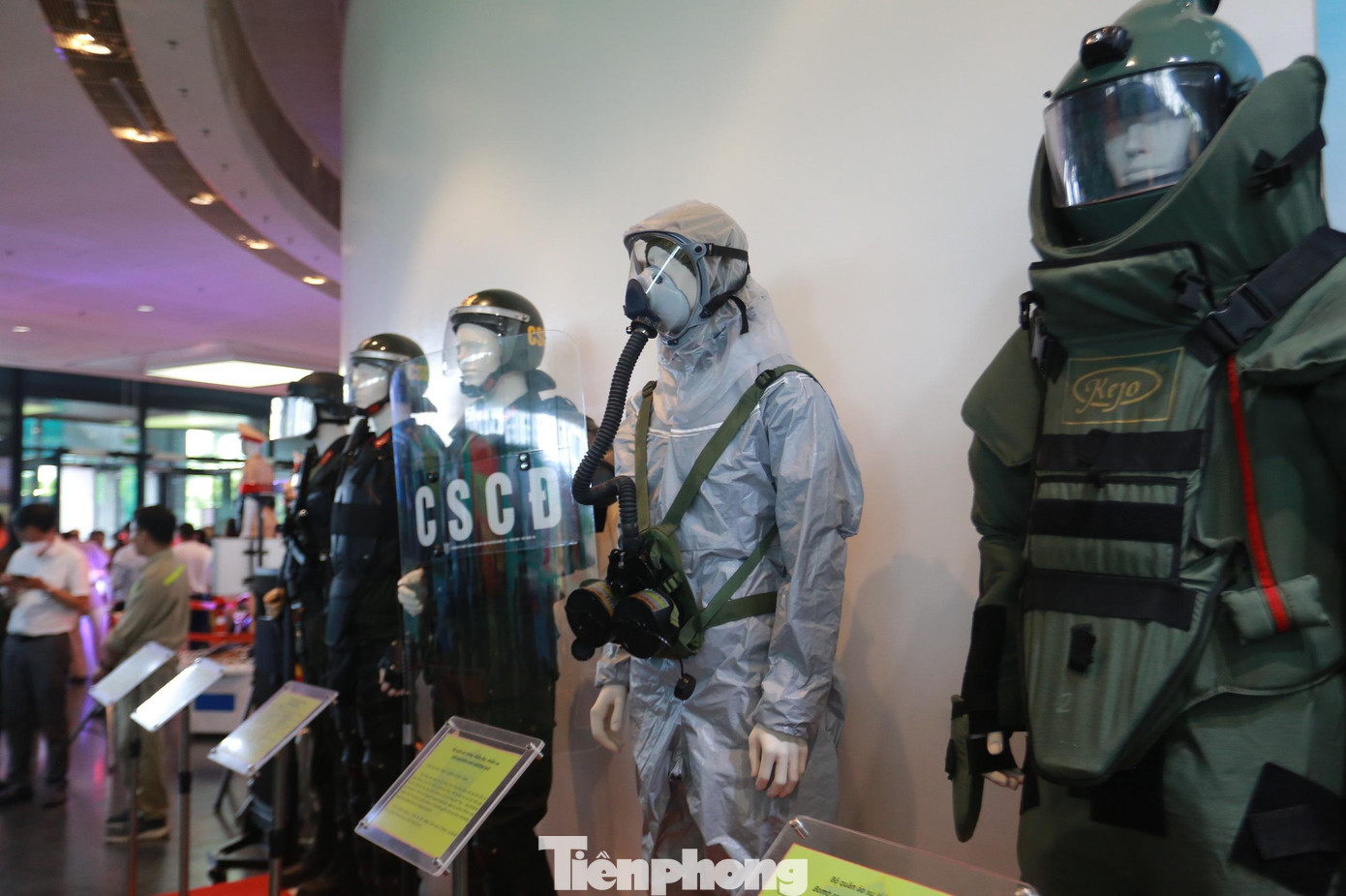 Các bộ trang phục của lực lượng Cảnh sát cơ động tại khu trưng bày với chủ đề: "Lực lượng CAND sẵn sàng đương đầu mọi thử thách". Các bộ trang phục của lực lượng Cảnh sát cơ động tại khu trưng bày với chủ đề: "Lực lượng CAND sẵn sàng đương đầu mọi thử thách".