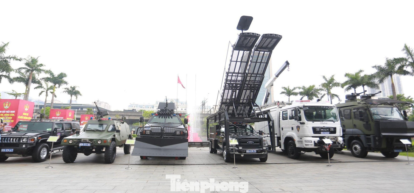 Xe phóng thang, Xe S5 bọc thép... được trưng bày ở bên ngoài. Xe phóng thang, Xe S5 bọc thép... được trưng bày ở bên ngoài.