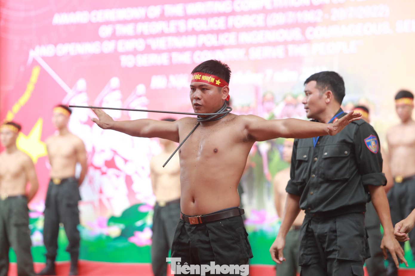 Chiến sĩ ung dung sau khi cuốn nhiều lớp sắt quanh cổ. Chiến sĩ ung dung sau khi cuốn nhiều lớp sắt quanh cổ.