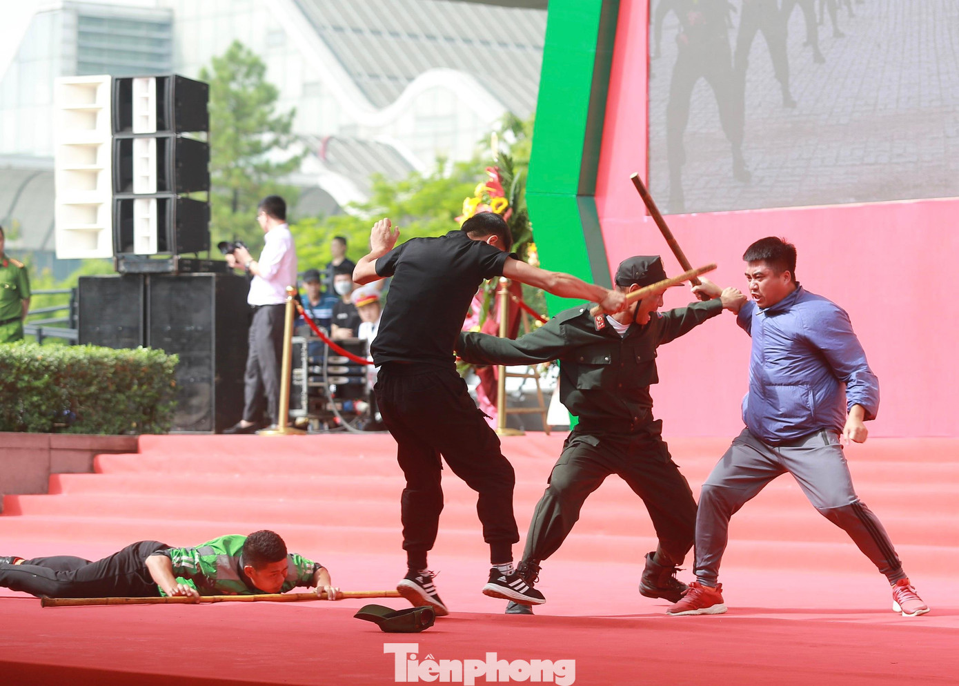 Biểu diễn tình huống vây bắt, xử lý đối tượng manh động. Biểu diễn tình huống vây bắt, xử lý đối tượng manh động.