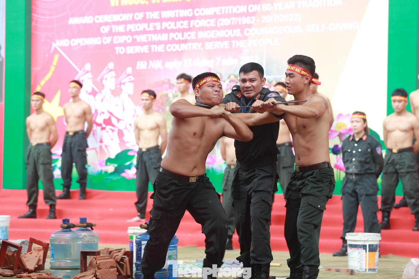 Thử thách uốn nhiều vòng sắt quanh cổ. Thử thách uốn nhiều vòng sắt quanh cổ.