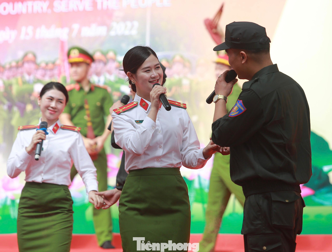 Hình ảnh đẹp của "bóng hồng" Công an nhân dân trình diễn các tiết mục văn nghệ tại buổi lễ Khai mạc. Hình ảnh đẹp của "bóng hồng" Công an nhân dân trình diễn các tiết mục văn nghệ tại buổi lễ Khai mạc.