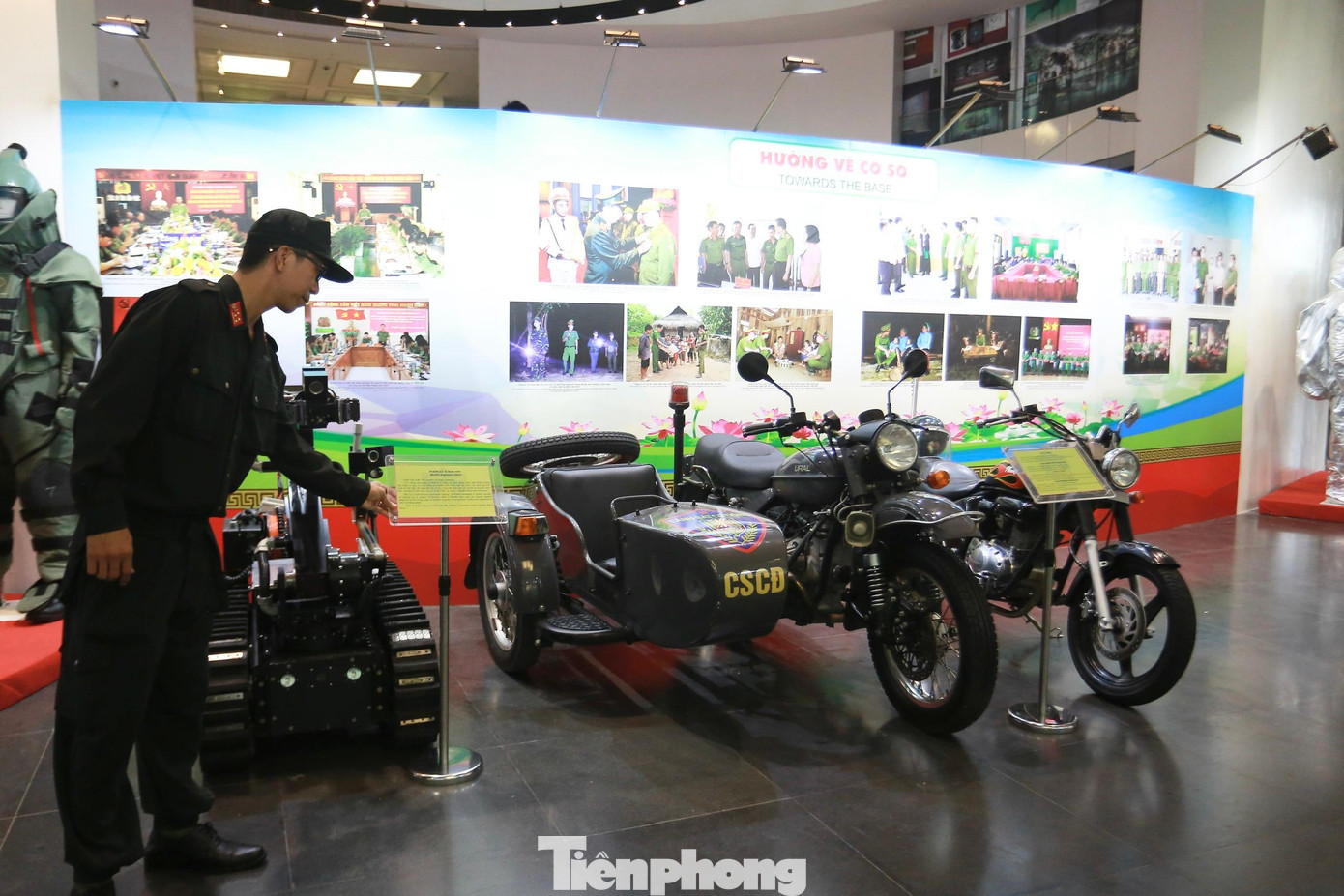 Toàn bộ Triển lãm trưng bày có 4 chủ đề với hơn 500 hình ảnh, 500 tài liệu, hiện vật, 300 vũ khí, phương tiện, thiết bị kỹ thuật chuyên dụng. Toàn bộ Triển lãm trưng bày có 4 chủ đề với hơn 500 hình ảnh, 500 tài liệu, hiện vật, 300 vũ khí, phương tiện, thiết bị kỹ thuật chuyên dụng.