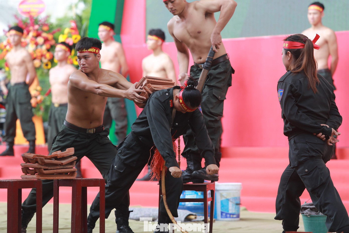 Những pha trình diễn khí công, công phá ấn tượng của Cảnh sát cơ động là một phần trong chương trình lễ khai mạc Triển lãm chuyên đề "Cảnh sát Việt Nam mưu trí, dũng cảm, vì nước, vì dân quên thân phục vụ" sáng ngày 15/7. Những pha trình diễn khí công, công phá ấn tượng của Cảnh sát cơ động là một phần trong chương trình lễ khai mạc Triển lãm chuyên đề "Cảnh sát Việt Nam mưu trí, dũng cảm, vì nước, vì dân quên thân phục vụ" sáng ngày 15/7.