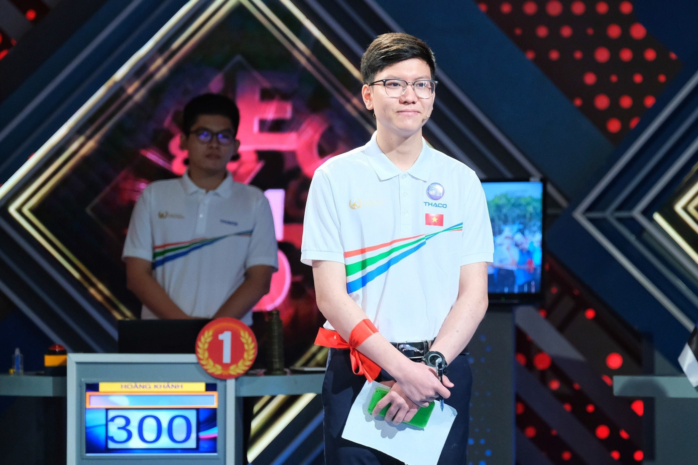 Nguyễn Việt Thái trong và sau chương trình Đường lên đỉnh Olympia. Ảnh: NVCC Nguyễn Việt Thái trong và sau chương trình Đường lên đỉnh Olympia. Ảnh: NVCC