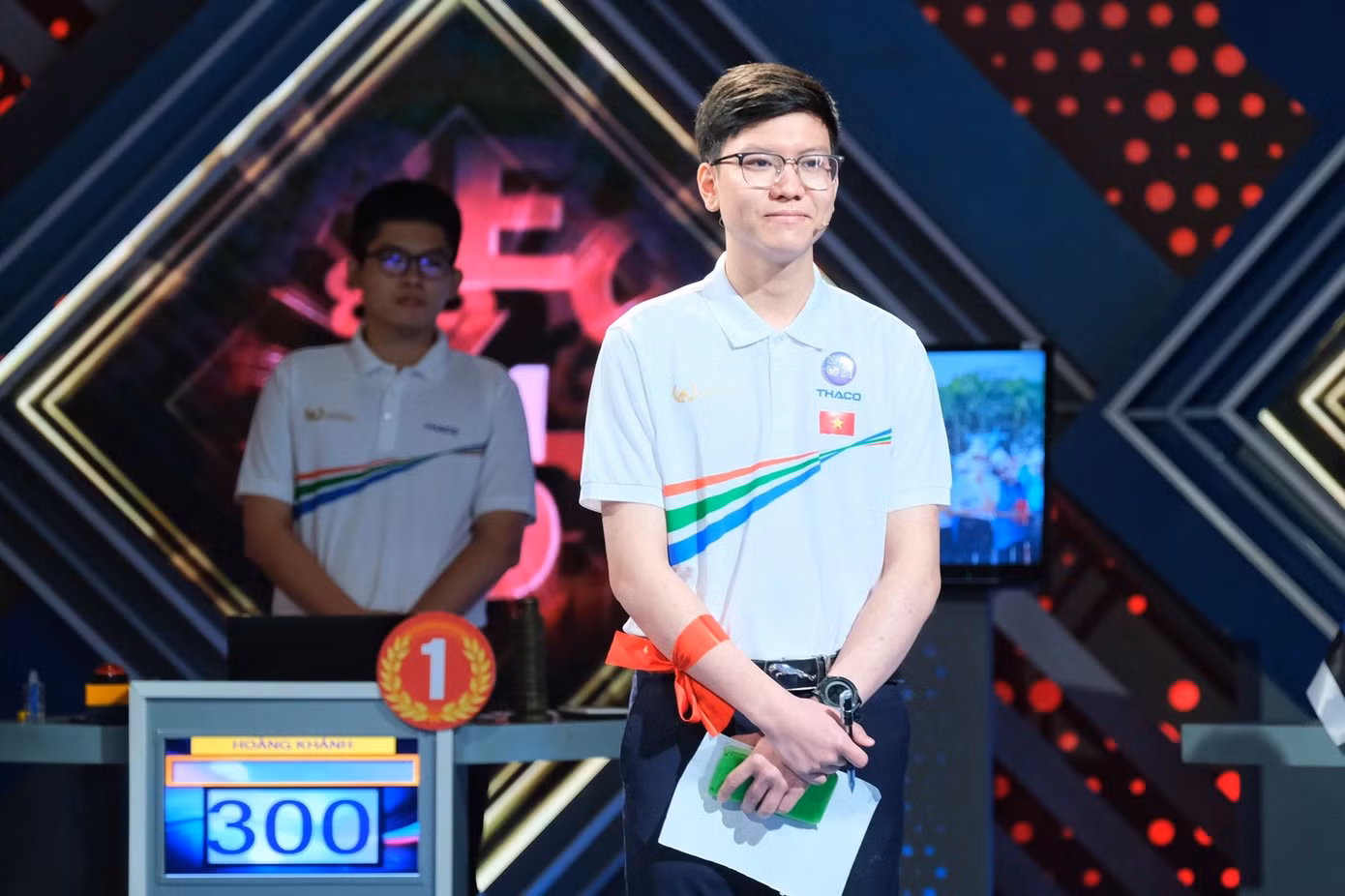 Nguyễn Việt Thái trong và sau chương trình Đường lên đỉnh Olympia. Ảnh: NVCC