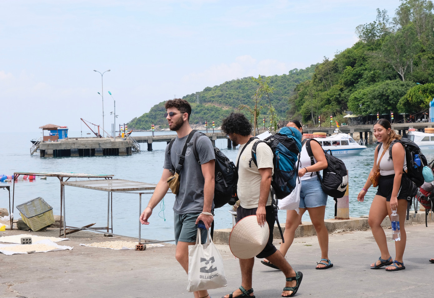 Du khách nước ngoài cùng tuân thủ không sử dụng túi nylon, thay vào đó là dùng túi vải hoặc và túi sinh thái dùng nhiều lần được người dân trên đảo phát. Ảnh: Châu Linh Du khách nước ngoài cùng tuân thủ không sử dụng túi nylon, thay vào đó là dùng túi vải hoặc và túi sinh thái dùng nhiều lần được người dân trên đảo phát. Ảnh: Châu Linh