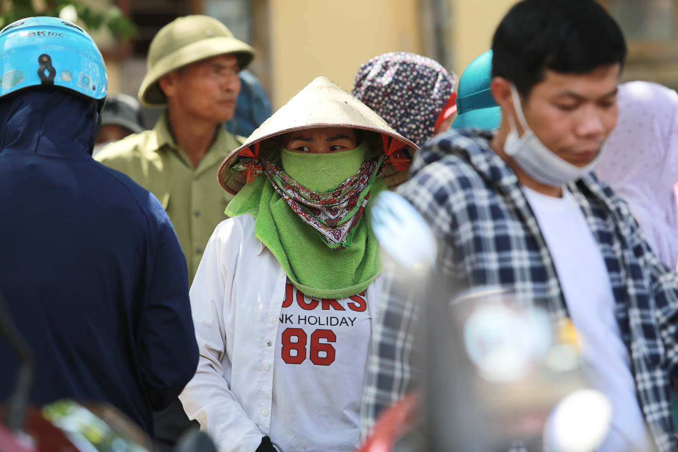 Được biết, thí sinh vào lớp 10 của Hà Nội năm nay tăng cao đột biến (24.000 em) nên tỉ lệ chọi cao kỷ lục so với các năm trước. Điều này đã khiến cho nhiều phụ huynh và học sinh cảm thấy áp lực và căng thẳng về điểm số.