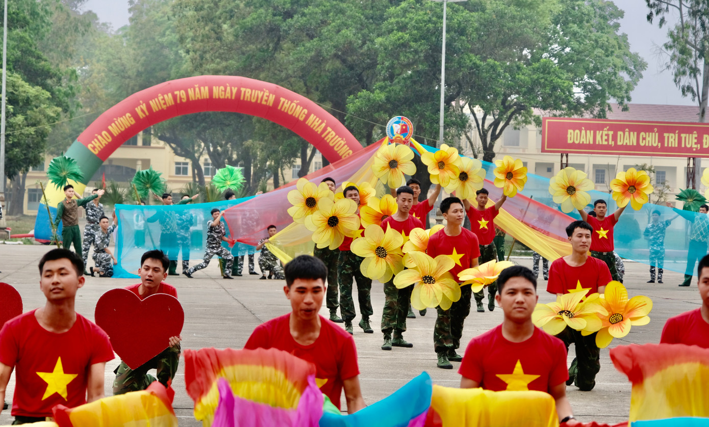 Phần thi múa hát tập thể, dân vũ tiêu biểu tại chương trình. Ảnh: Châu Linh