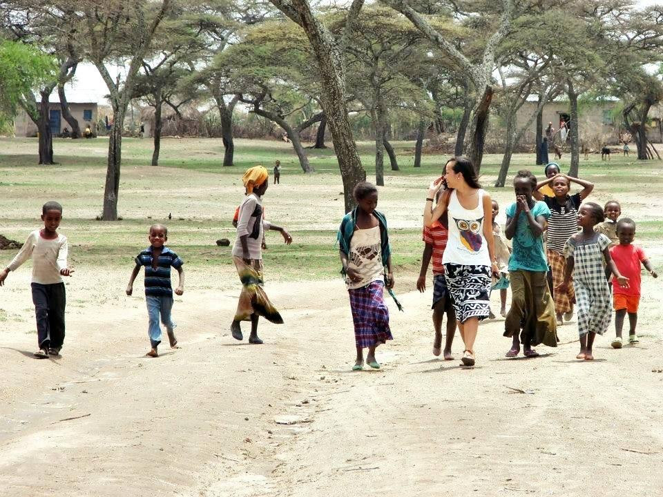 Ngọc Quỳnh hoạt động xã hội ở Kenya năm 2013. Ngọc Quỳnh hoạt động xã hội ở Kenya năm 2013.