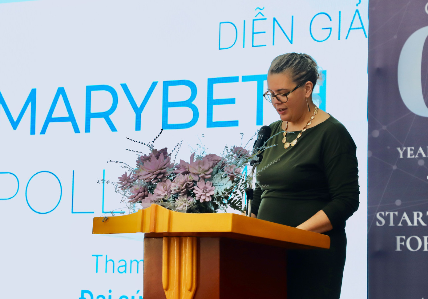 Bà Mary Beth Polley - Tham tán Văn hoá, Đại sứ quán Hoa Kỳ (bên trái) và PGS.TS. Trần Quang Tiến - Giám đốc Học viện Phụ nữ Việt Nam phát biểu tại chương trình.