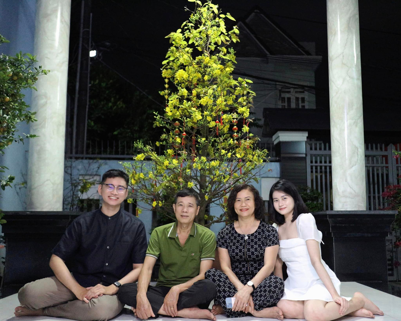 Tuyết Nhi chụp ảnh bên gia đình trước ngày lên đường thực hiện nghĩa vụ quân sự.