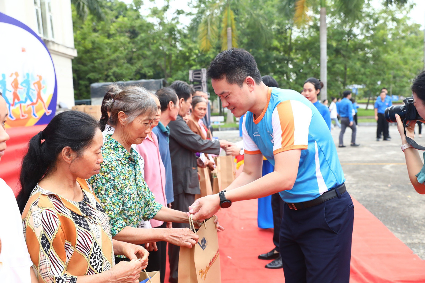 Anh Nguyễn Kim Quy trao quà cho các hộ gia đình là người dân tộc thiểu số có hoàn cảnh khó khăn. Anh Nguyễn Kim Quy trao quà cho các hộ gia đình là người dân tộc thiểu số có hoàn cảnh khó khăn.