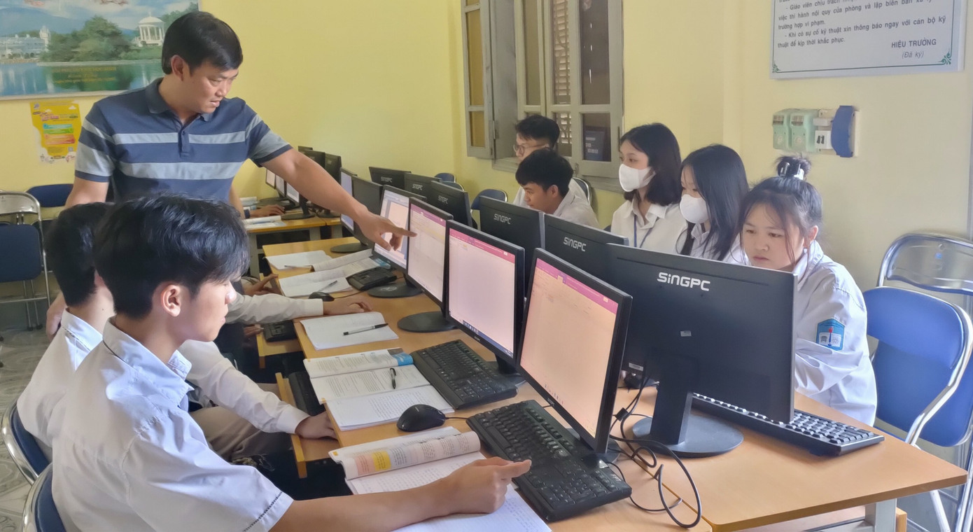 Thầy Đinh Quang Đức đang giảng dạy cho học trò. Thầy Đinh Quang Đức đang giảng dạy cho học trò.