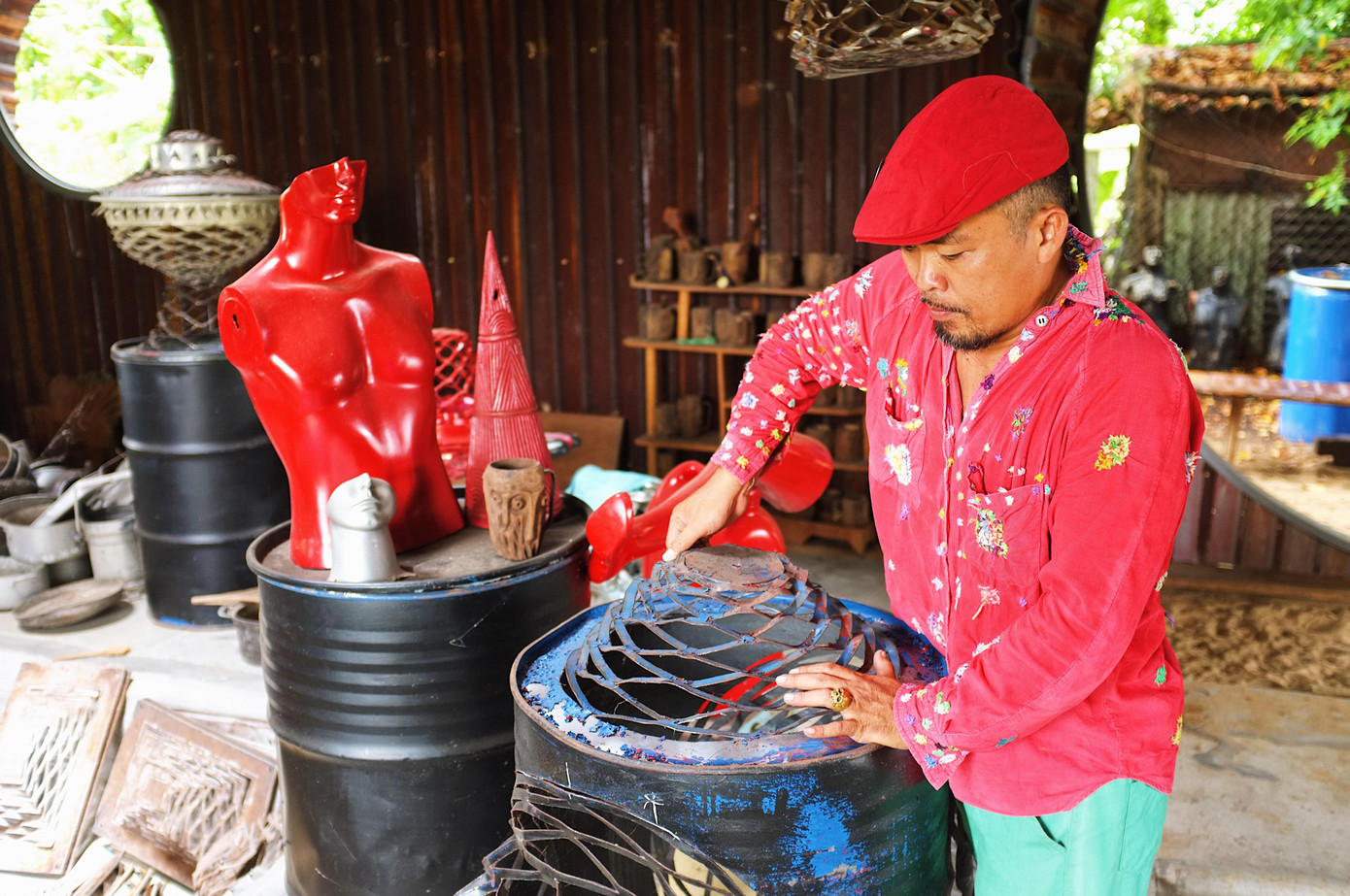 Gia đình nghèo khó, Nguyễn Quốc Dân đi nhặt phế liệu từ khi lên 3 tuổi để kiếm tiền trang trải cuộc sống. Vì vậy, anh đã đã gắn bó quen thuộc với những thứ đồ cũ kỹ bỏ đi của người khác ở các bãi rác lớn ở Hội An hay dọc các bãi biển.