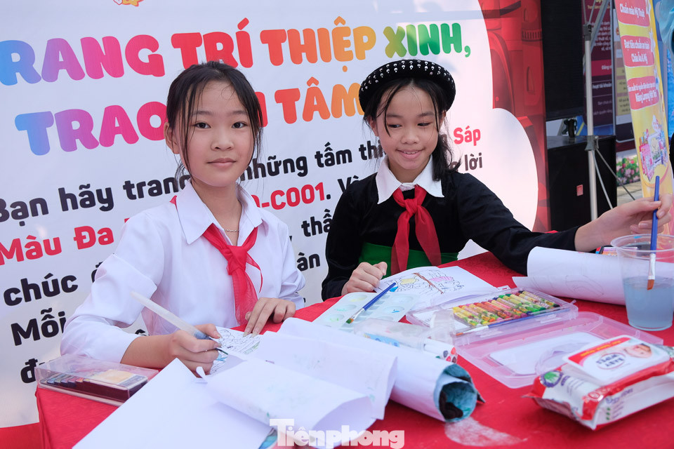 Các em thiếu nhi hưởng ứng cuộc thi vẽ tranh với chủ đề “Thiếu nhi Việt Nam làm nghìn việc tốt”. Các em thiếu nhi hưởng ứng cuộc thi vẽ tranh với chủ đề “Thiếu nhi Việt Nam làm nghìn việc tốt”.