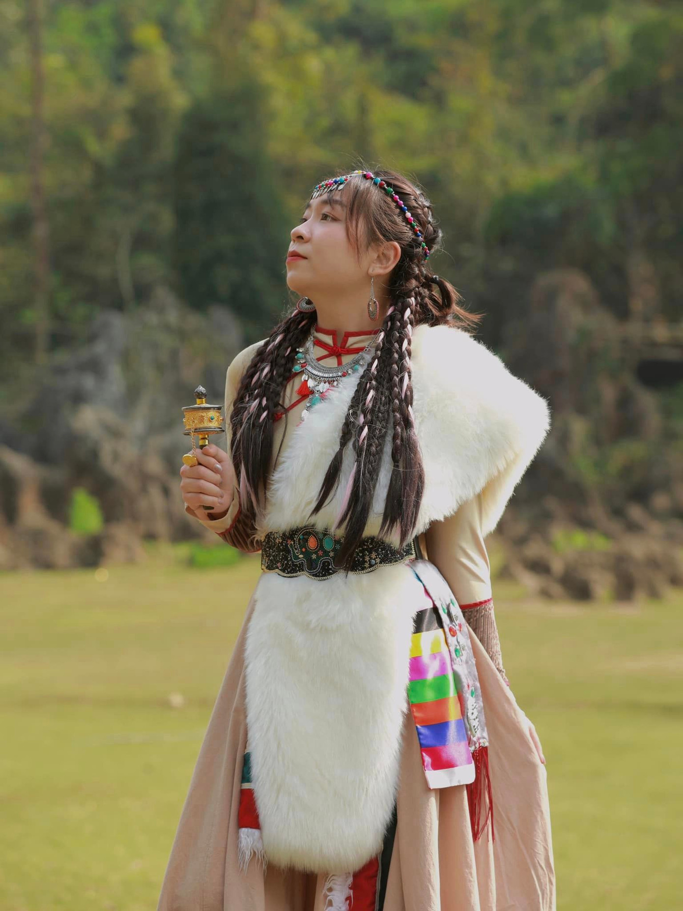 Bạn Hà Thương chia sẻ kinh nghiệm đi Hang Táu trên một hội nhóm du lịch: "Đây là một chuyến đi ngẫu hứng và không có bất kỳ sự chuẩn bị nào. Chúng mình đến thuê đồ ở Tiệm Duyên Cao nằm trên đường đến Hang Táu rất tiện. Vì trang điểm sẵn nên công tác thuê đồ và làm tóc khá nhanh, bộ trong ảnh mình thuê hết 300 nghìn (bao gồm váy áo và phụ kiện)". Ảnh: FBNV