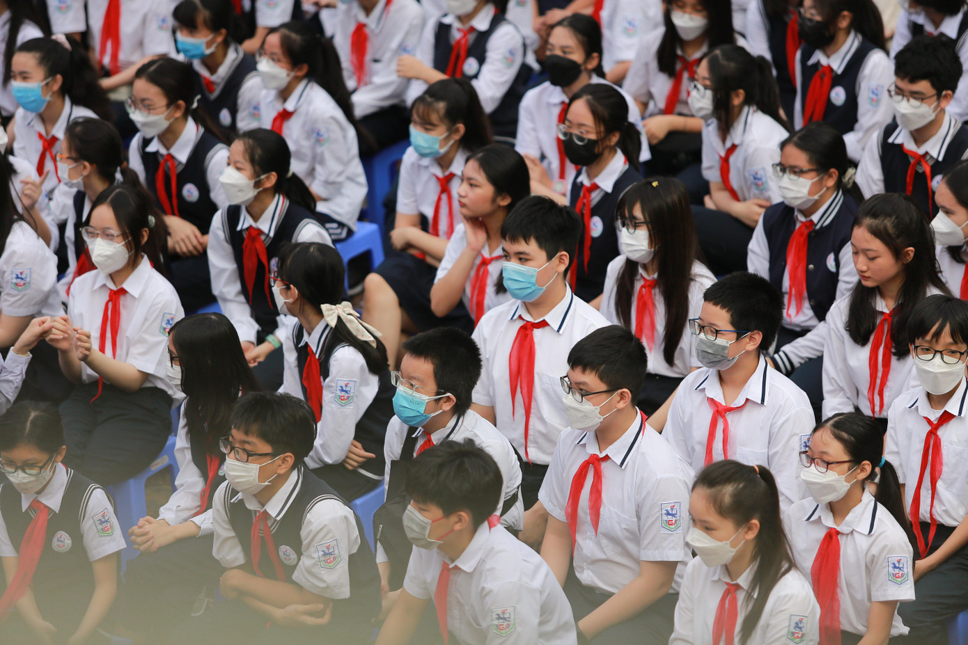 Các em học sinh đang chăm chú lắng nghe nhà thơ Trần Đăng Khoa kể chuyện xưa.