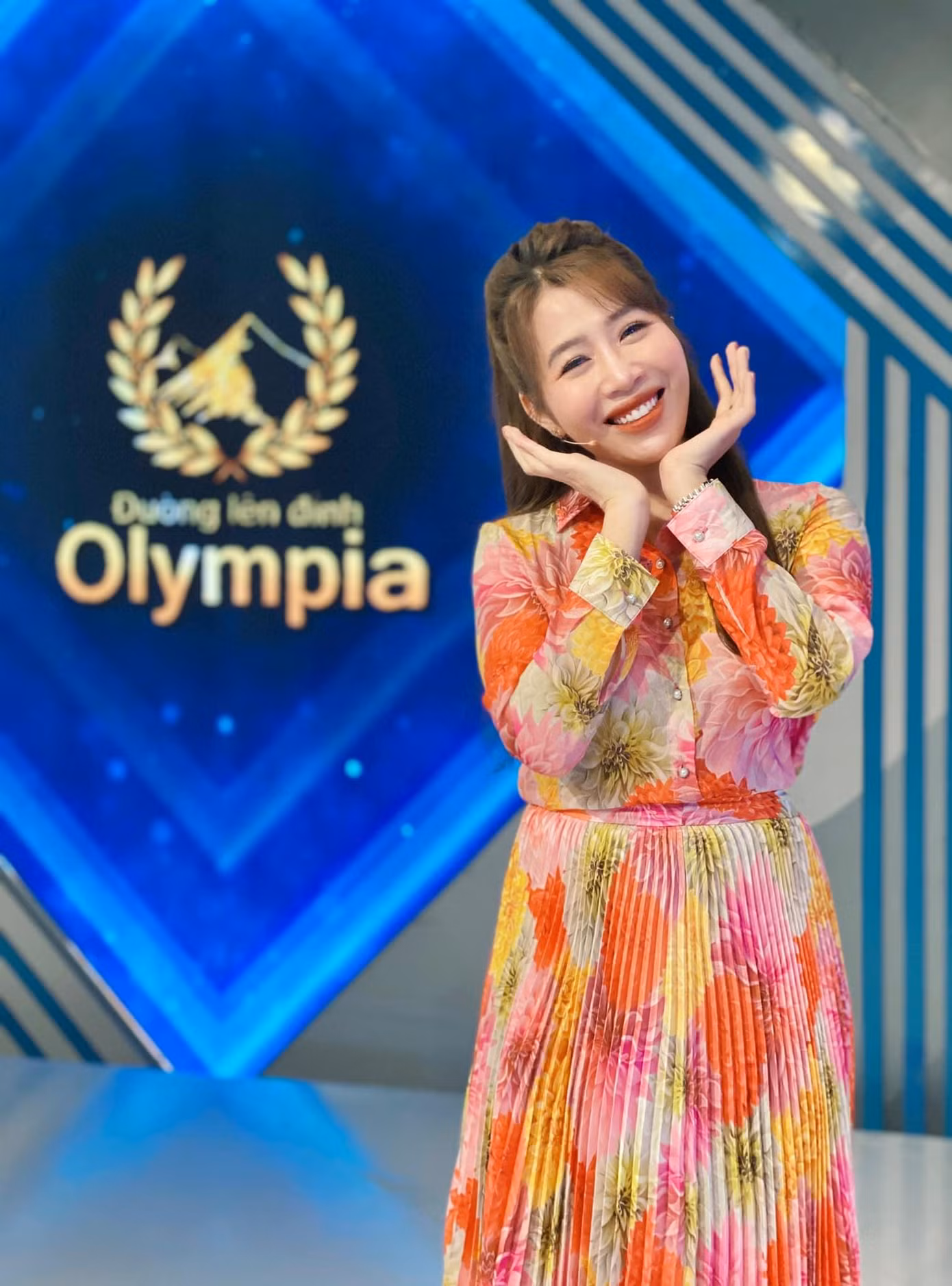 MC Diệp Chi - gương mặt quen thuộc trong mỗi cuộc "đấu trí" căng thẳng của chương trình "Đường lên đỉnh Olympia". Cô từng chia sẻ: "Đối với riêng Olympia, đó là chương trình rất quen nhưng không hiểu tại sao khi đứng ở cánh gà của sân khấu, nghe hình hiệu của chương trình, tim tôi đập "loạn xạ" và mỗi lần nhìn lại trên sóng, bao giờ tôi cũng có cảm giác khi chào khán giả xong, vẻ mặt không thực sự thoải mái tự nhiên lắm. Chỉ đến khi bắt đầu vào cuộc, mấy phút đầu của chương trình đã trôi qua, tôi mới thực sự thấy tự nhiên".