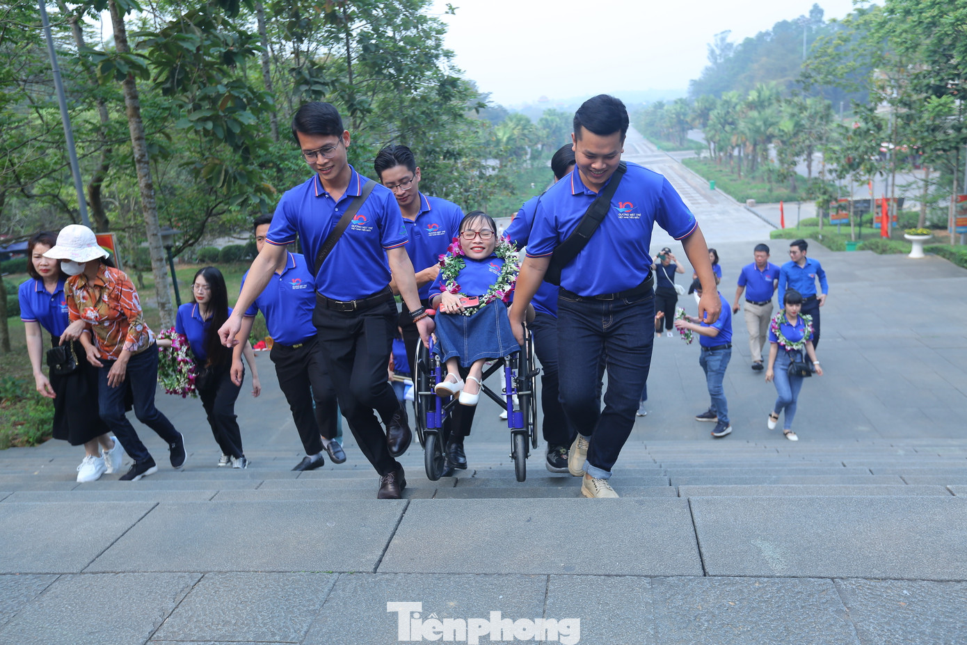 Gương mặt trẻ Việt Nam triển vọng năm 2022 Nguyễn Thị Ngọc Tâm nhận được sự giúp đỡ nhiệt tình của các gương mặt trẻ khác trong quá trình di chuyển. Gương mặt trẻ Việt Nam triển vọng năm 2022 Nguyễn Thị Ngọc Tâm nhận được sự giúp đỡ nhiệt tình của các gương mặt trẻ khác trong quá trình di chuyển.