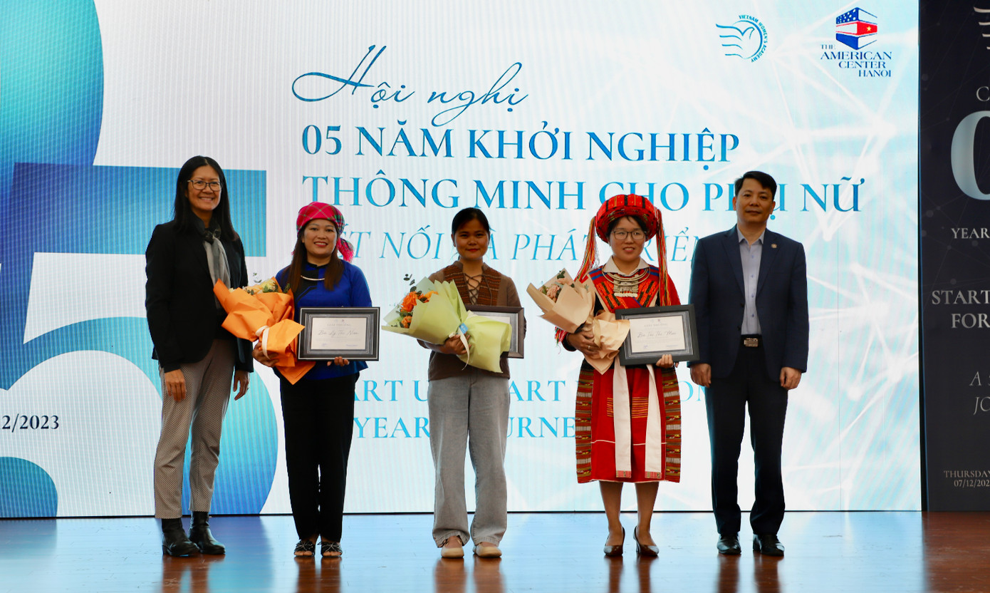 Trong khuôn khổ hội nghị, ban tổ chức đã trao giải thưởng Phụ nữ khởi nghiệp bảo tồn giá trị văn hoá truyền thống cho chị Tải Thị Mai; Tấm gương nghị lực khởi nghiệp tiêu biểu Lý Thị Niên; Phụ nữ khởi nghiệp vì môi trường chị Nguyễn Thị Hoài.