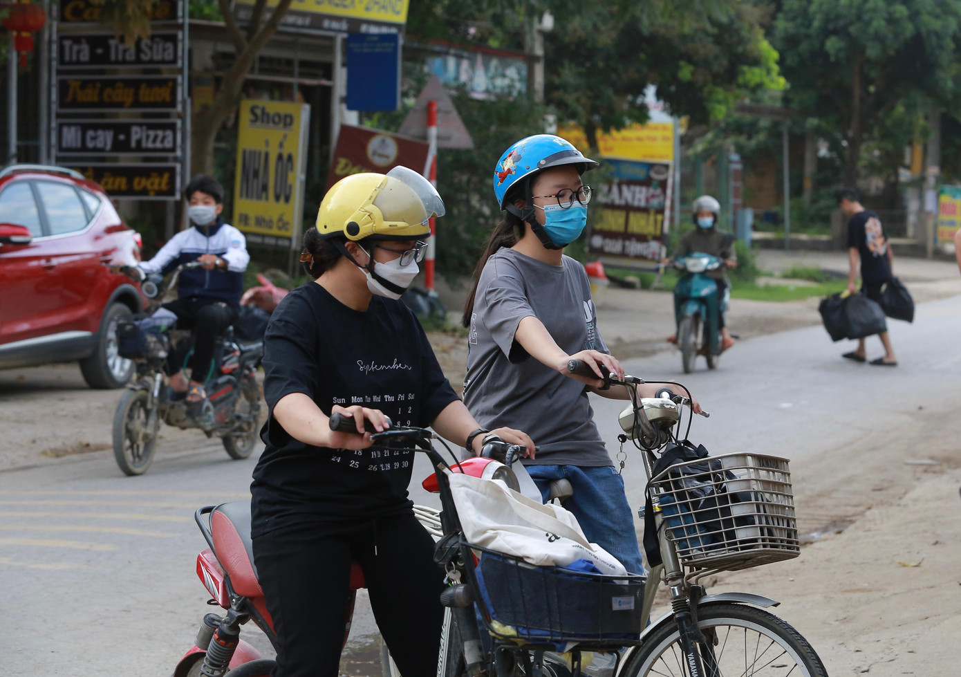 Em Bùi Thị Diệp Anh (xã Cẩm Lĩnh, huyện Ba Vì) cho biết: "Mặc dù bố mẹ em đề nghị đưa đi thi nhưng em đã từ chối vì không muốn bố mẹ bị lỡ công việc. Hơn nữa, nhà em cũng không quá xa nên có thể tự di chuyển đến điểm thi".