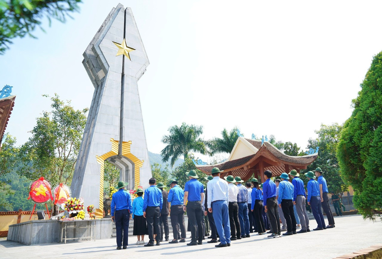 Đoàn công tác T.Ư Đoàn dâng hương tưởng niệm các Anh hùng liệt sĩ tại Khu di tích lịch sử Quốc gia Pò Hèn. Ảnh: Châu Linh