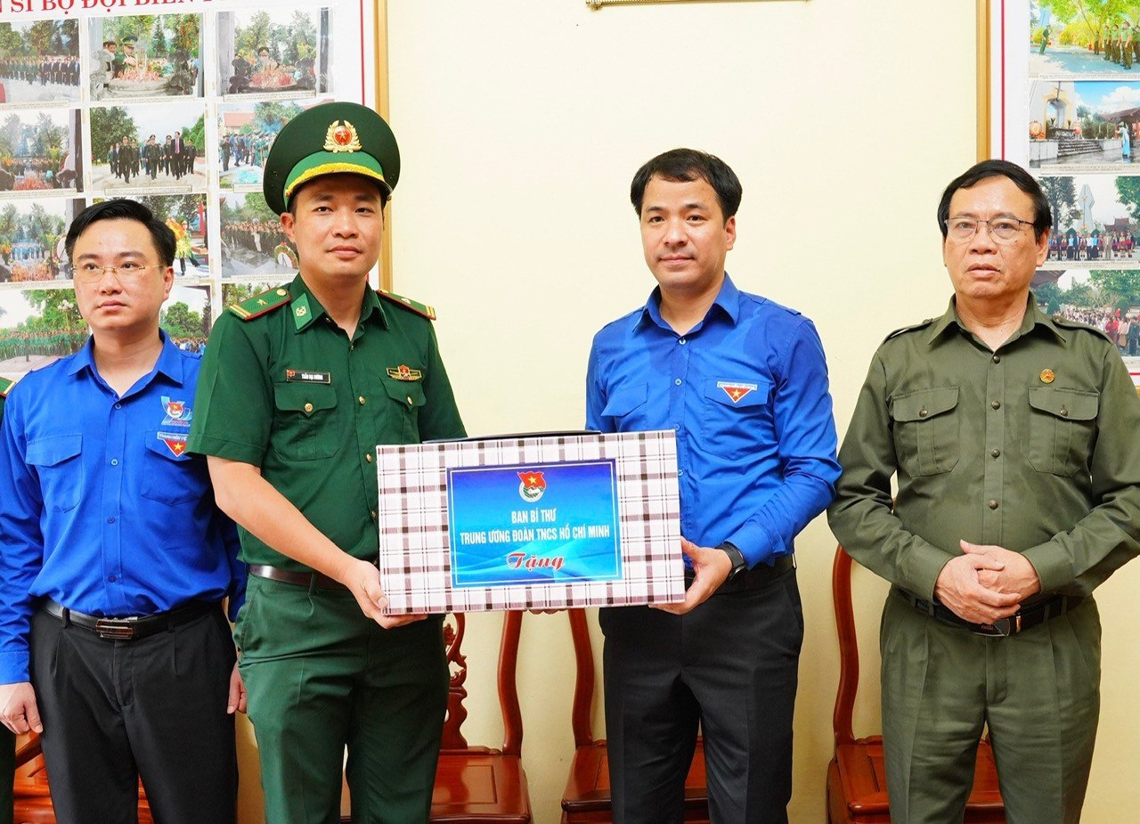 Anh Ngô Văn Cương tặng quà cho Đồn Biên phòng Pò Hèn. Ảnh: C.Linh